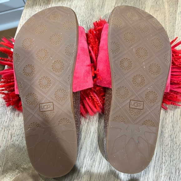 UGG Cindi Yarn Red Sandal - Picture 3 of 3